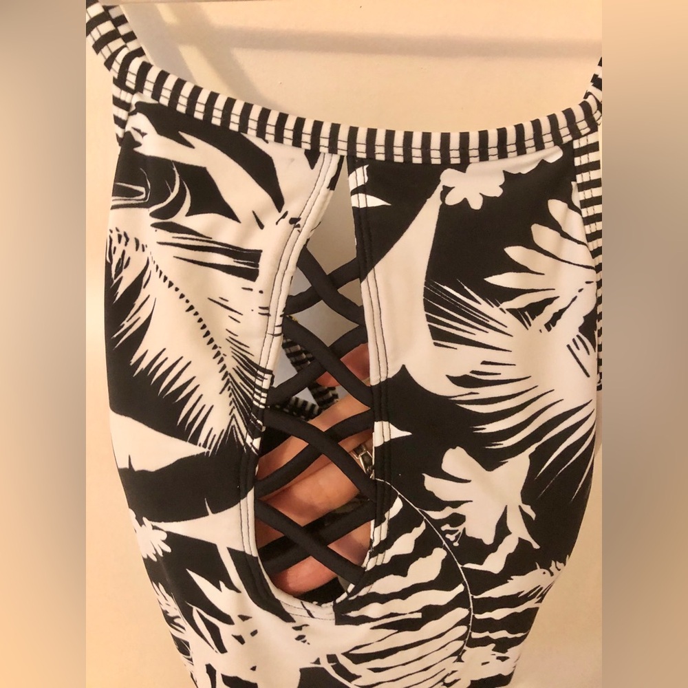 NWT Bleu Rod Beattie Black White Floral Hawaiian Print Tankini Swim Top size 10 - Picture 6 of 11